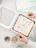 Load image into Gallery viewer, Square Set - 8x8 Pan Frame w/ Lid & Serving Spoon - White

